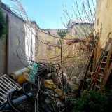 ...che d� accesso al famoso giardino, uno dei pochi ancora presenti a Bari vecchia. Inoltrarsi da qui � per� impossibile: rottami di biciclette, scale, secchi e vegetazione infestante ci impediscono di proseguire